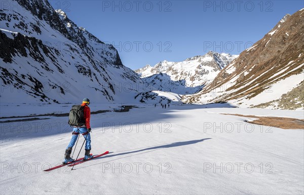 Ski tourers in the Oberberg valley