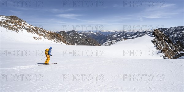 Ski tourers on the descent on the Berglasferner glacier