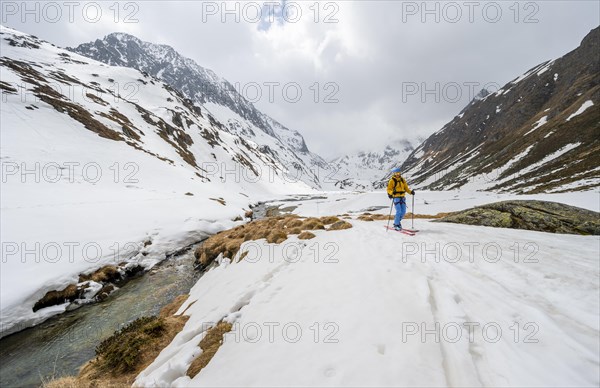 Ski tourers in the Oberbergtal valley