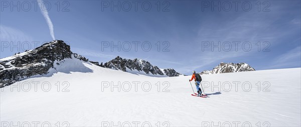 Ski tourers at Lisenser Ferner