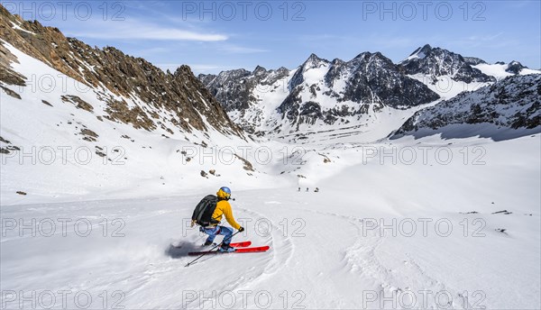 Ski tourers on the descent at Verborgen-Berg Ferner