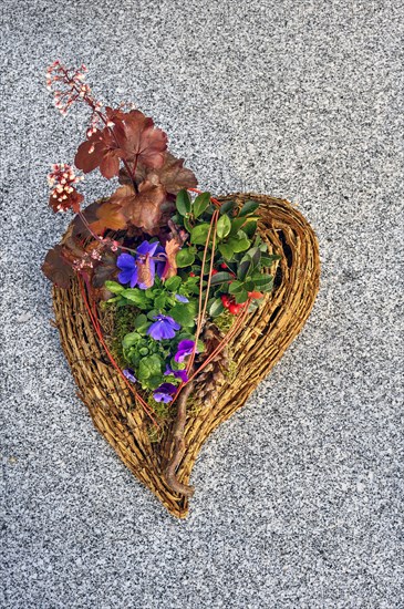 Grave slab with floral decoration in the shape of a heart