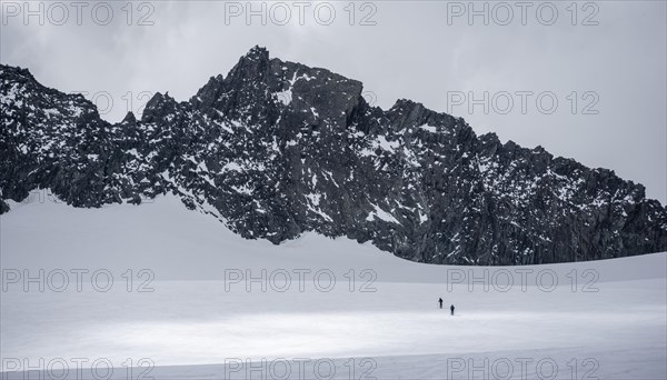 Individual ski tourers on the Alpeiner Ferner