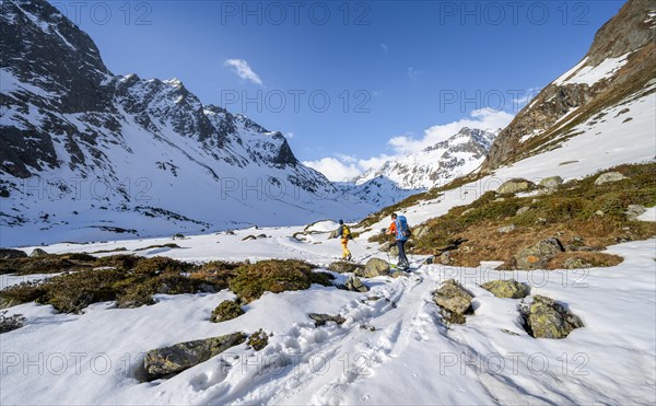 Ski tourers in the Oberberg valley