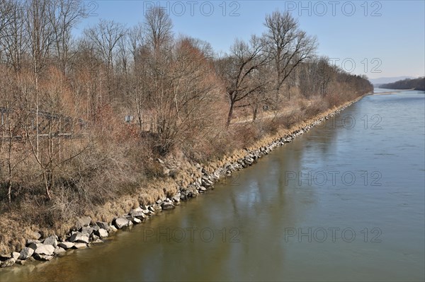 Fortified bank of a canalised river