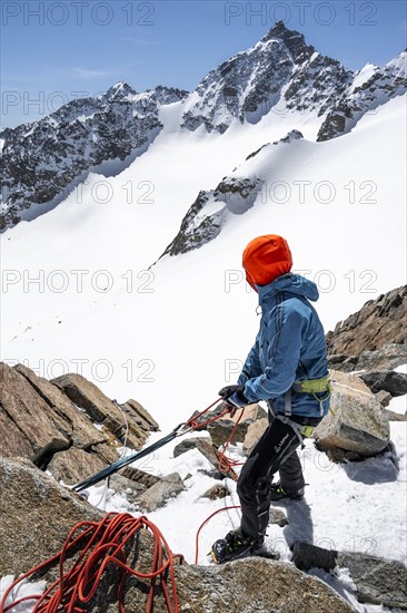 Ski tourers securing the descent in the Turmscharte