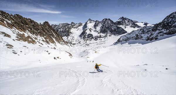 Ski tourers on the descent at Verborgen-Berg Ferner