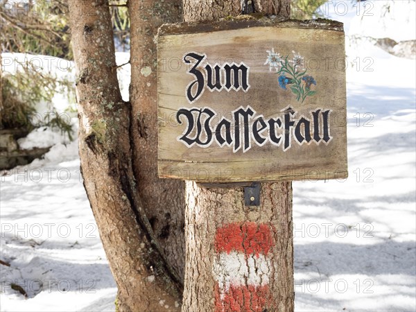 Signpost to the waterfall at the Styrian Lake Constance in winter