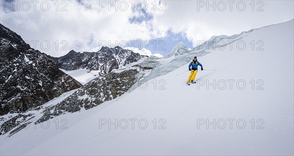 Ski tourers descending Alpeiner Ferner