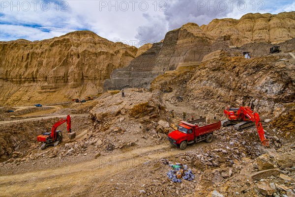 Road work on the Road from Lake Manasarovar to the kingdom of Guge