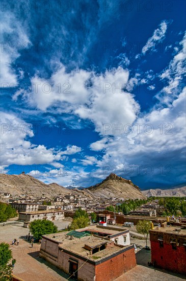 The old tibetan quarter before the Dzong