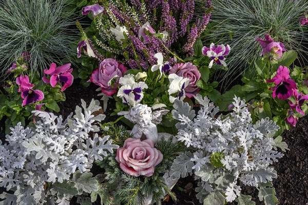 Grave with flower decoration and putto