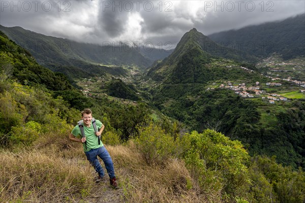 Hikers on Pico do Alto