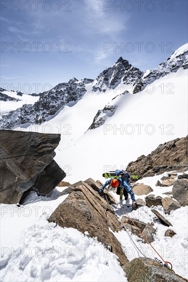 Ski tourers descending on the rope at the Turmscharte