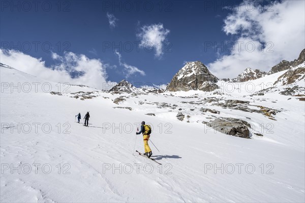 Ski tourers ascending Alpeiner Ferner