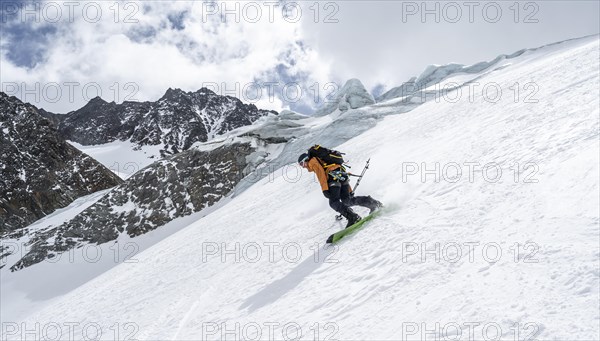 Splitboarders on the descent at Alpeiner Ferner