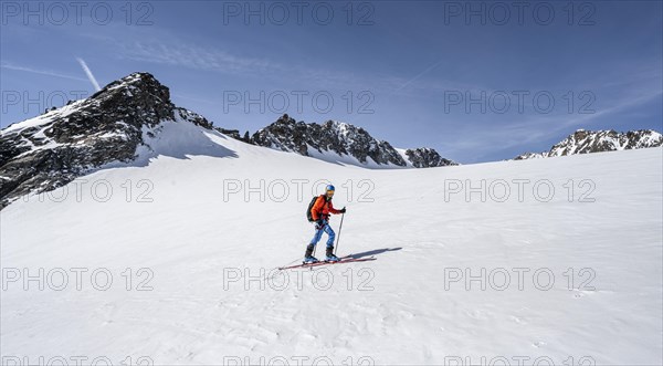 Ski tourers at Lisenser Ferner