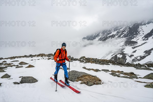 Ski tourers ascending Sommerwandferner