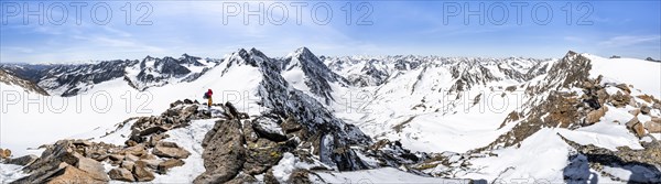 Ski tourers on the ridge above the Berglasferner glacier