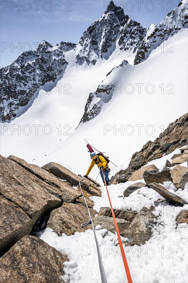 Ski tourers descending on the rope at the Turmscharte