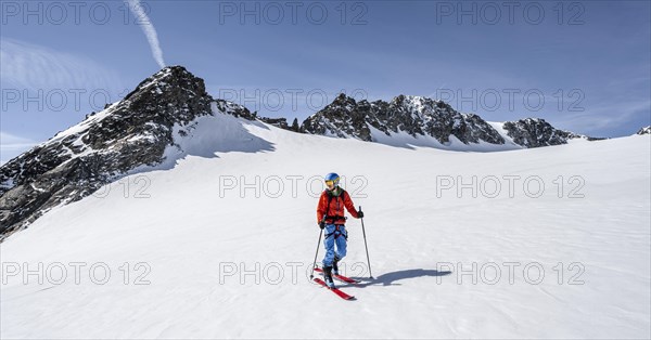 Ski tourers at Lisenser Ferner