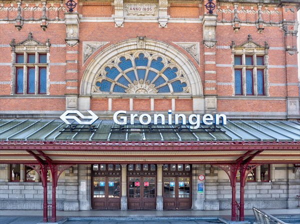 Front view of the building and entrance of Groningen Central Station