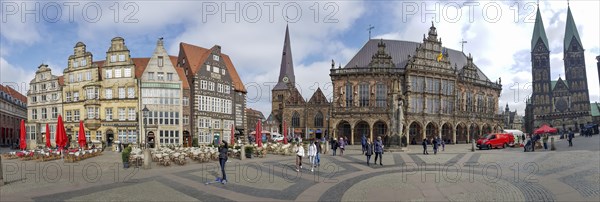 Panoramic photo of the Bremen market with the surrounding old buildings of the Old Town