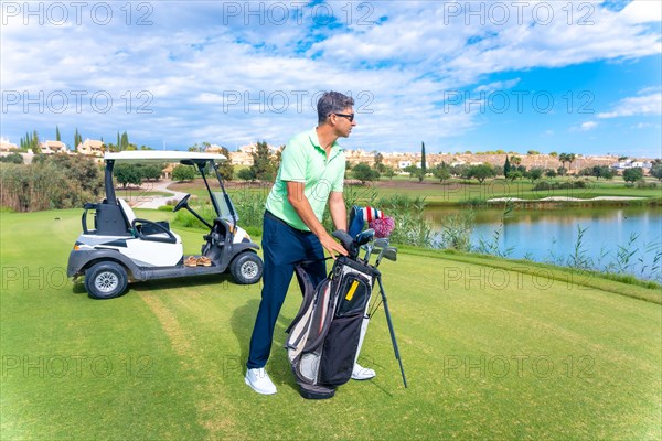 Man playing golf preparing the club to hit