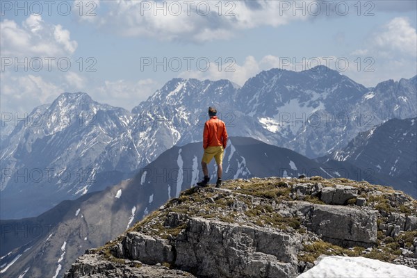 Hikers on the summit ridge of Thaneller in front of mountain landscape