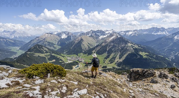 Hikers on the hiking trail to Thaneller