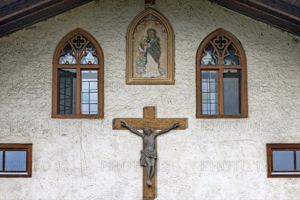 Holy figures and neo-Gothic window frames on a farmhouse