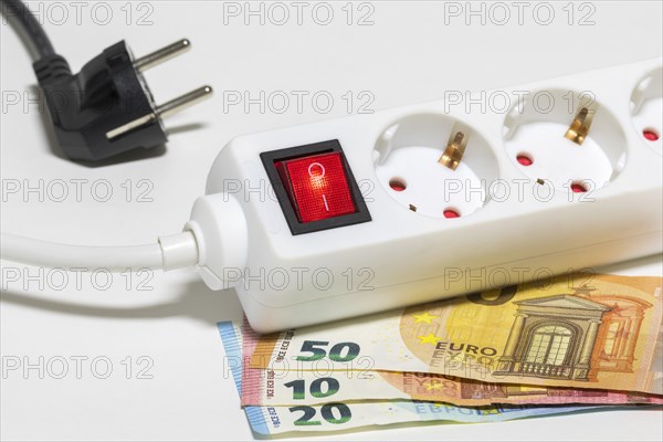Switchable power outlet strip strip