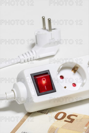 Switchable power outlet strip strip