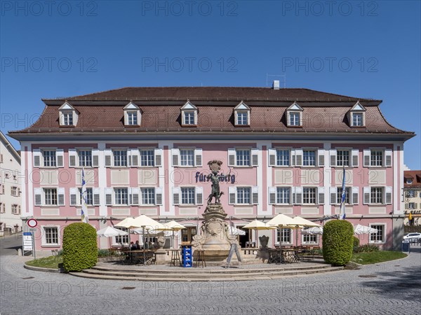 Diana Fountain in front of the pink Fuerstenberg Braeustueble