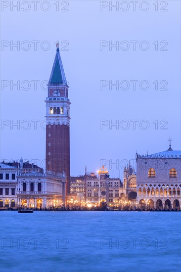 Blick von der Insel San Giogio Maggiore im Abendlicht auf den San Marco Platz mit den historischen Gebaeuden