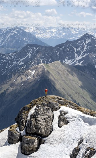 Hikers on the summit ridge of Thaneller in front of mountain landscape