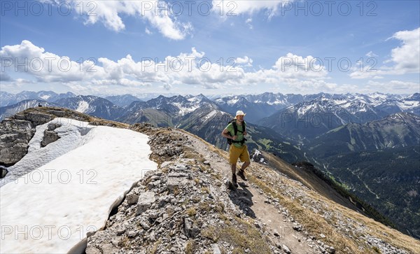 Hikers on the summit ridge of Thaneller