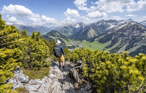 Hikers on the hiking trail to Thaneller