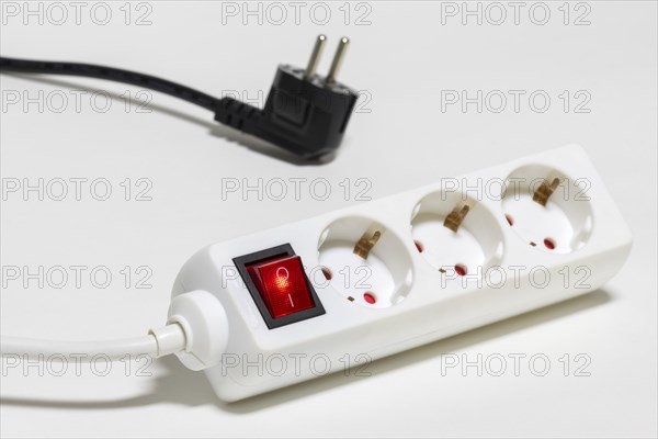 Socket strip for connecting electrical appliances