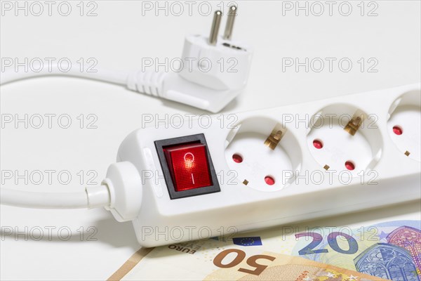 Switchable power outlet strip strip