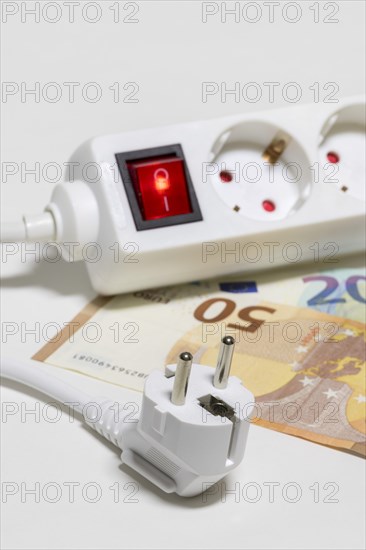 Switchable power outlet strip strip