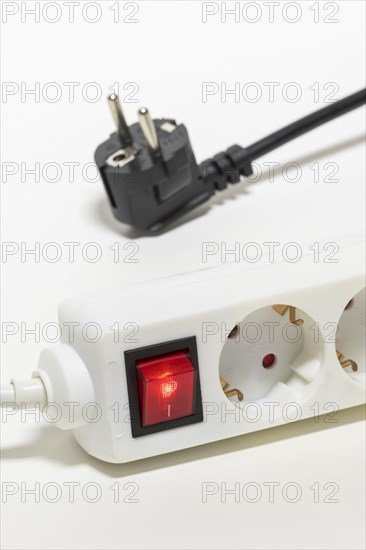 Socket strip for connecting electrical appliances