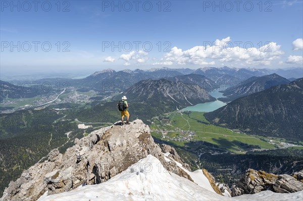 Hikers at the summit of Thaneller