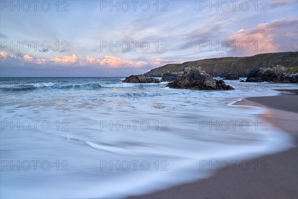 Rocks with sandy beach in Sango Sands Bay