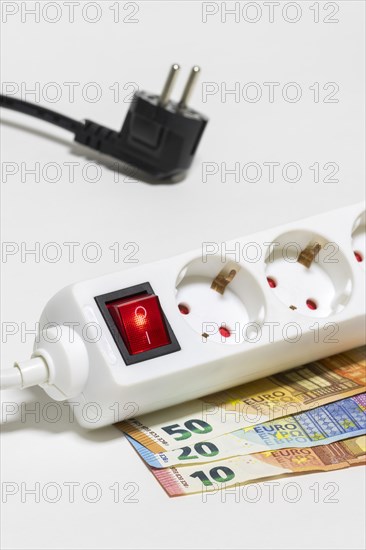 Switchable power outlet strip strip