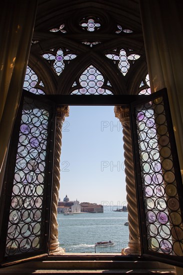 Blick durch ein geoeffnetet Fenster des Dogenpalastes