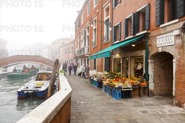 Rio de S. Sebastiane de S. Basegio and Fondamenta de S. Basegio in Sestiere Dorsoduro