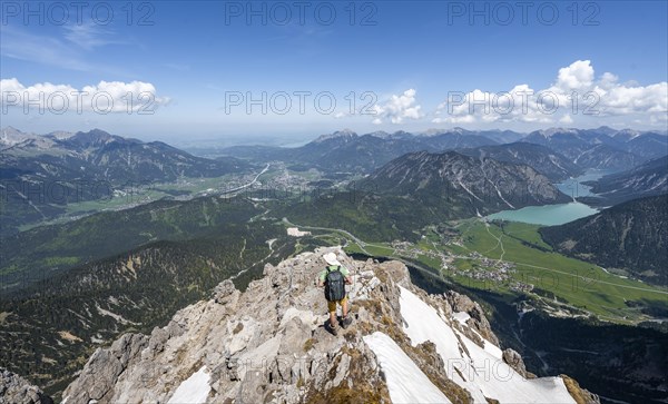 Hikers at the summit of Thaneller