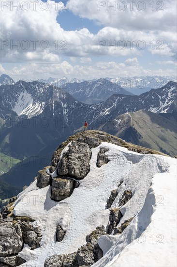 Hikers on the summit ridge of Thaneller in front of mountain landscape