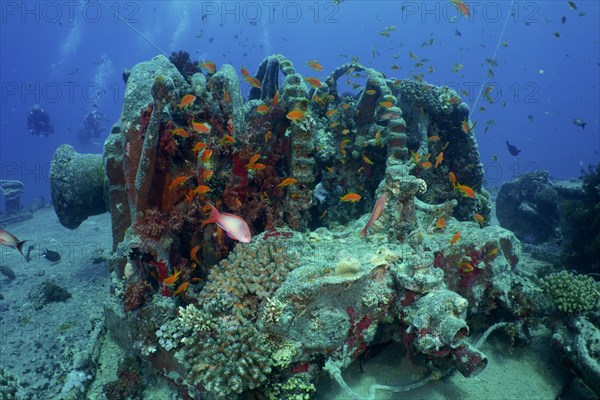 Anchor winch of the Thistlegorm from the Second World War. Divers in the background. Dive site Thistlegorm wreck